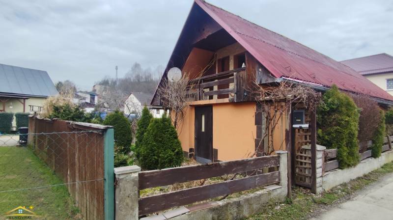 A family house on Horelica Street in Čadca with a wooden fence and a landscaped garden.