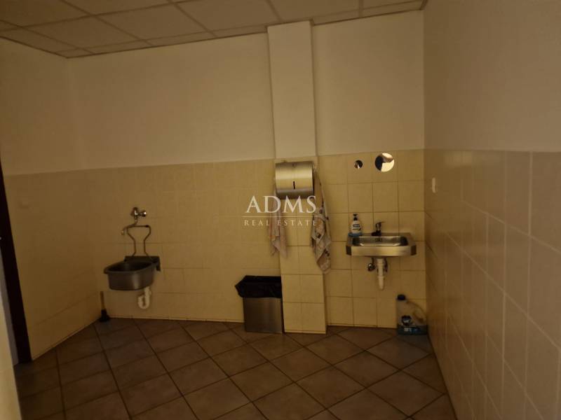 Sink area with two stainless steel sinks in warehouses and halls.