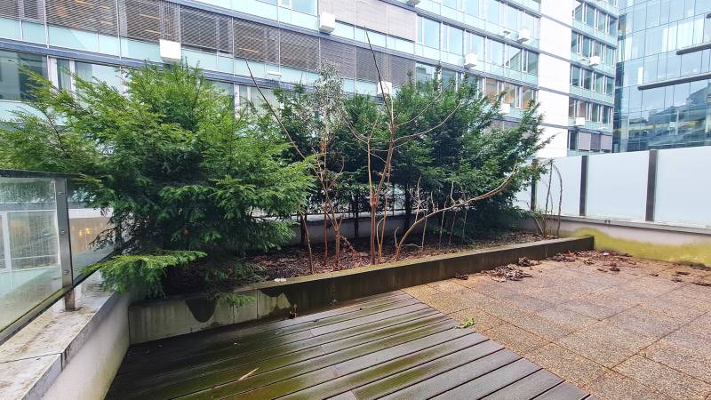 Terrace with plants and paving in a 3-room apartment on Dvořákovo nábrežie, Bratislava - Staré Mesto.