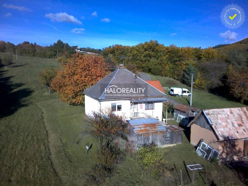 A family house in the village environment of Malá Lehota surrounded by green meadows and greenery.