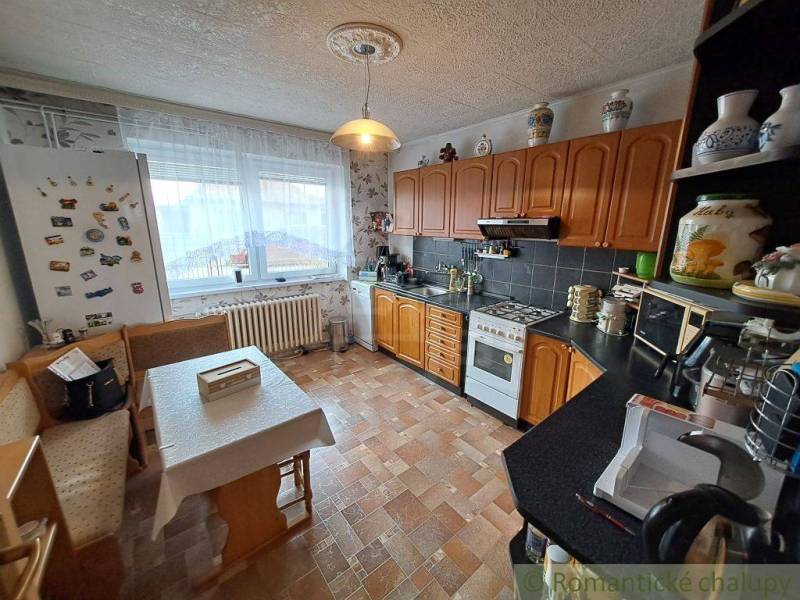 In a home kitchen with a sink made in an unbalanced arrangement, and a bench more than balanced with feathers.