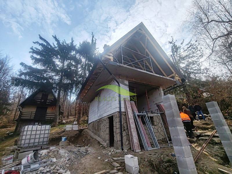 A cottage in Zajačia debra in Holčíkovce surrounded by forests, under construction.