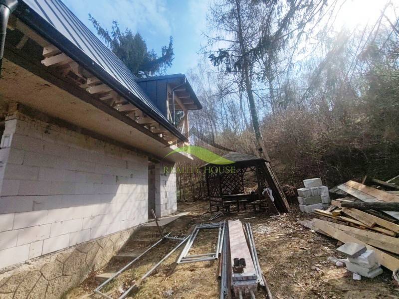 A cottage on Zajačia debra street in Holčíkovce with a wooden gazebo surrounded by nature.