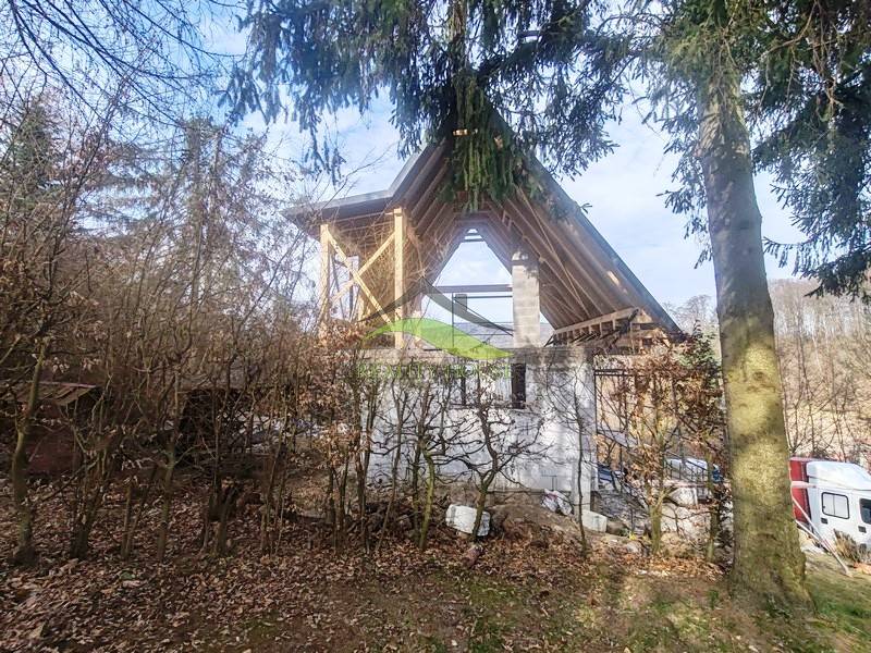 Construction of the Cottage in Zajačia Debra in Holčíkovce, surrounded by forest and greenery.