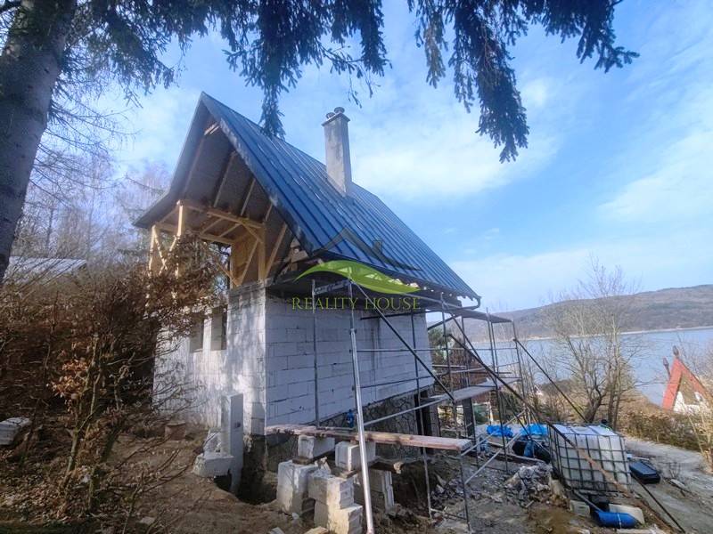 A cottage in Holčíkovce at Zajačia debra with a view of the lake and surrounding nature.