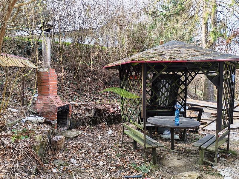 A garden with a gazebo and a brick grill by the cottage at Zajačia debria in Holčíkovce.
