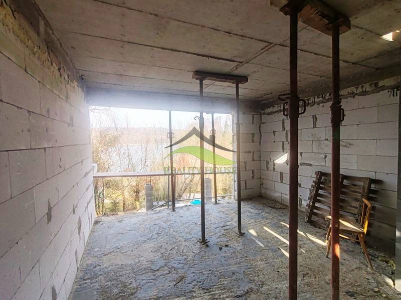 A cottage with a view of the water at Zajačia Debra in Holčíkovce.