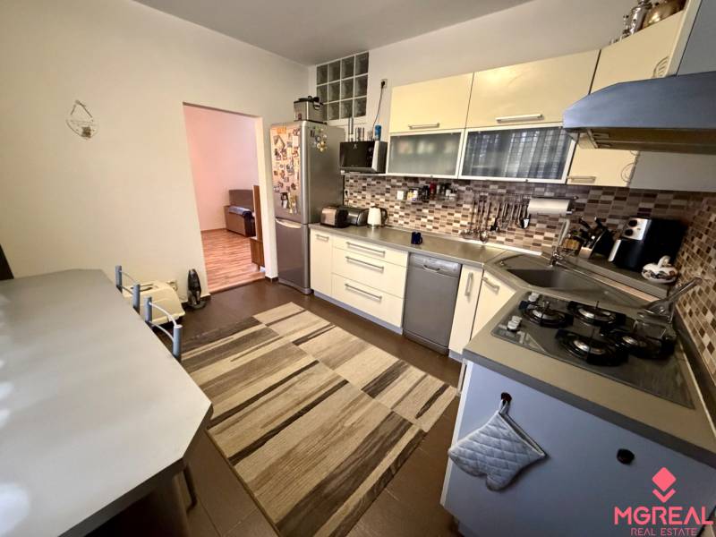 A kitchen in a 3-room apartment with a gas cooktop and tiled backsplash.