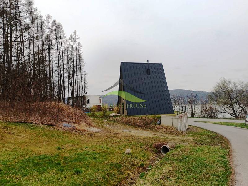 Cottage in Holčíkovce on Eva Street near the forest, not far from the water surface.