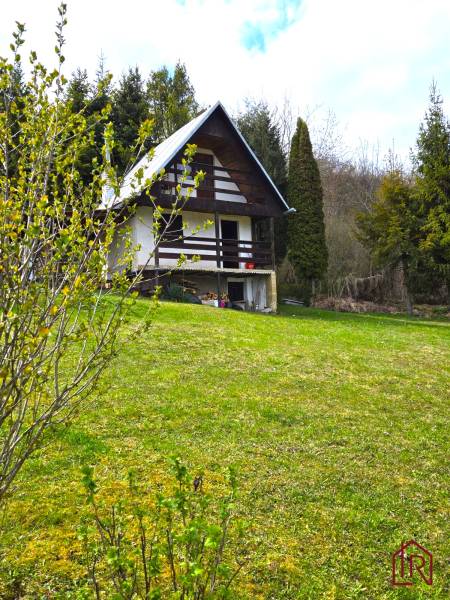 A cottage in Veľký Šariš in a beautiful natural setting surrounded by greenery and trees.