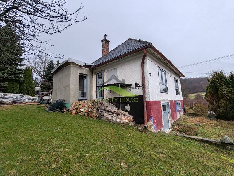 A family house on Hlavná Street in Piskorovce with a rural character and an extensive garden.