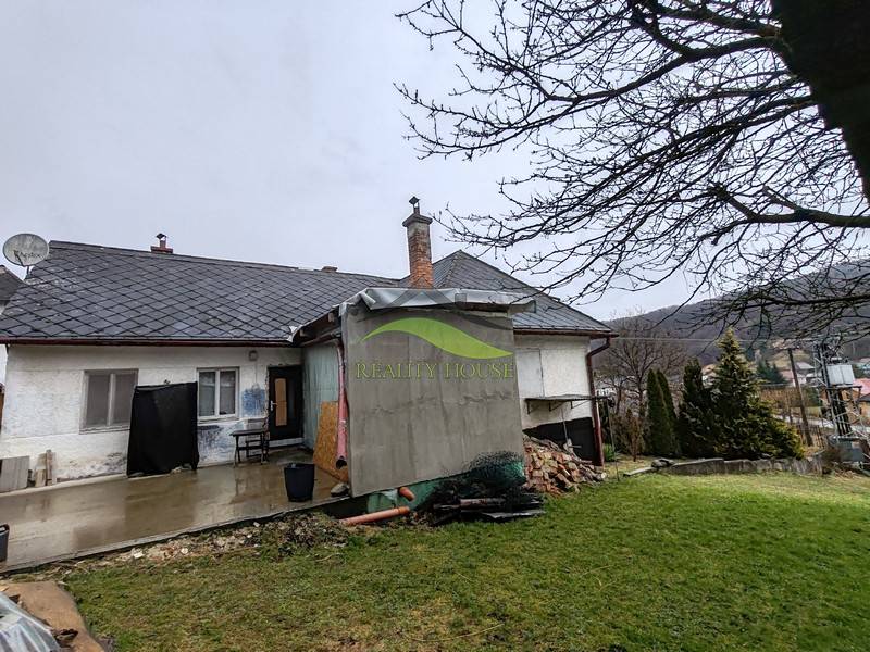 A family house on Hlavná Street in Piskorovce with a spacious yard and nature in the background.