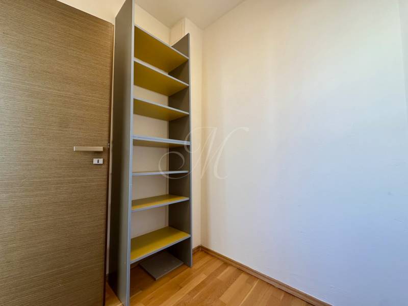 Wooden shelf with shelves in a room with a wood-decor floor, 4-room apartment.