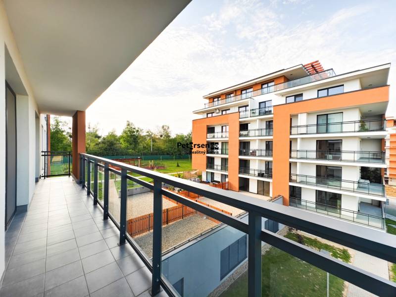 A balcony with a view of the apartment complex on Cedar Street in Košická Nová Ves.