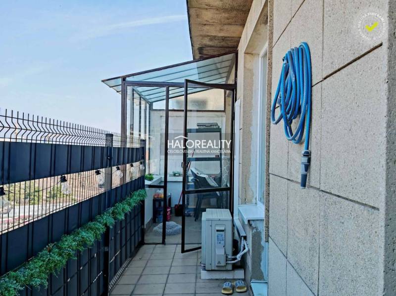 Balcony of a 3-room apartment with glass roofing and a hose, BA - Old Town.