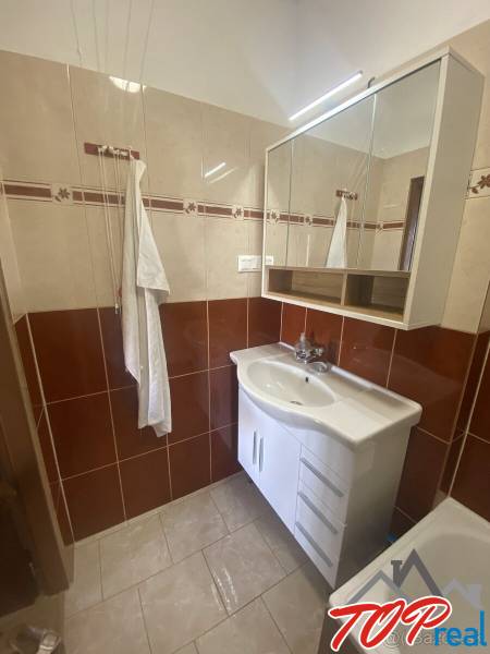 Bathroom with a mirrored cabinet and a white sink in a 4-room apartment.