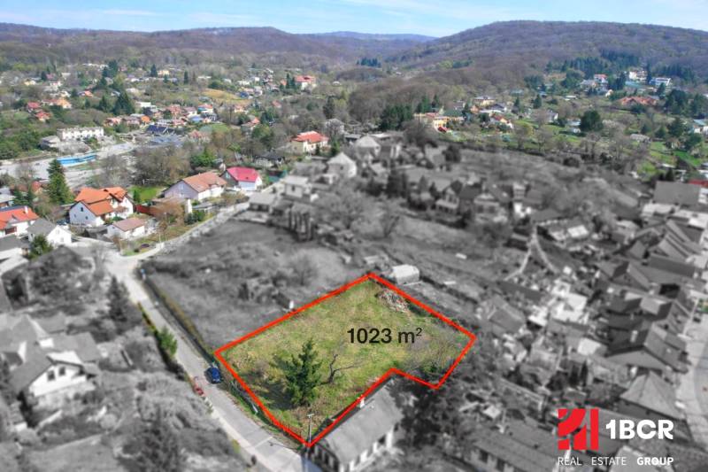 A residential plot with an area of 1023 m² on Budovateľská Street in Marianka.