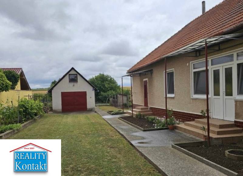The family house on Hlavná Street in Radava has a well-maintained garden and a garage.