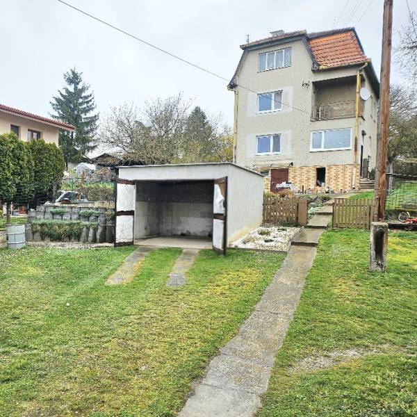 A family house in Horné Ozorovce, Bánovce nad Bebravou, with a garage and a garden.