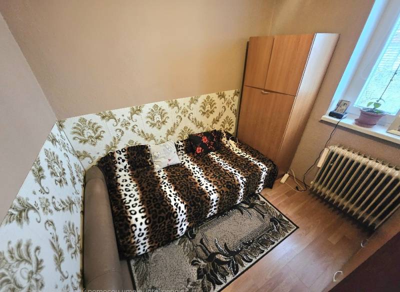Sofa with embroidered embroidery, Persian duvet cover, heated heating, floor with balancing accessory, malfunctioning.