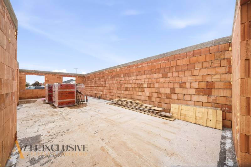 Construction of a family house in Veľké Dvorníky, brick construction system, open roof.