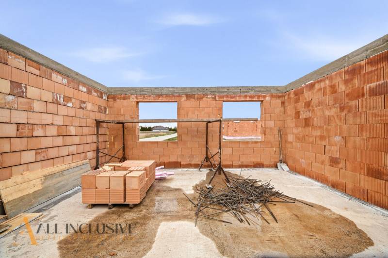 Construction of a family house in Veľké Dvorníky with brick walls and flooring.