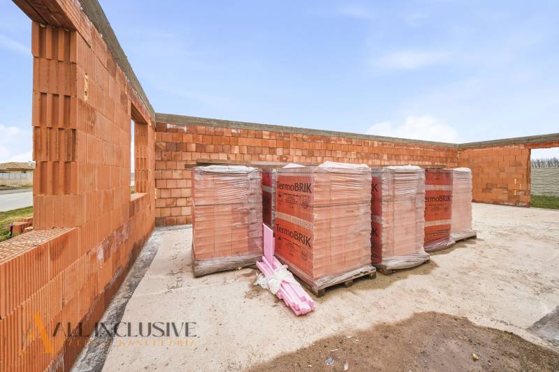 Construction of a family house in Veľké Dvorníky from bricks with prepared building materials.