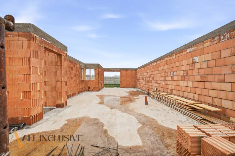 Construction of a family house in Veľké Dvorníky with brick walls and a concrete foundation.