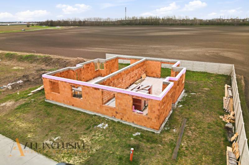 Construction of a family house in Veľké Dvorníky in the initial phase of building on an open plot.