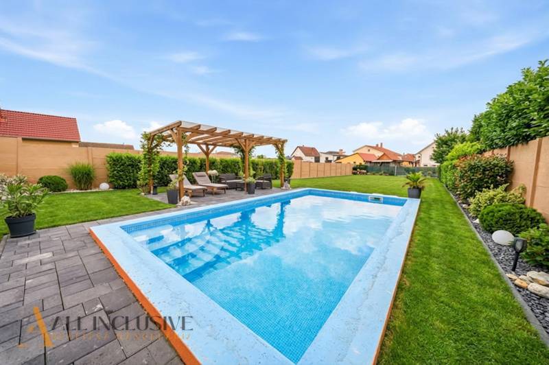 Family house in Horné Mýto: Pool, pergola, and landscaped garden in the yard.