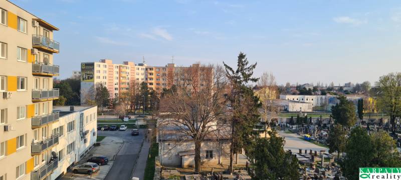 A view of residential buildings on A. Kubinu Street in Trnava, near a 3-room apartment.