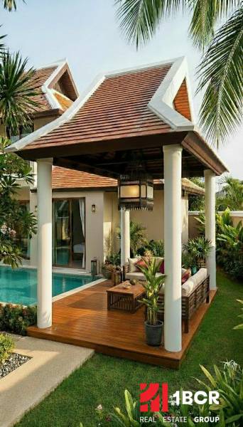 Villa in Pattaya with a pool and a terrace with a wood-patterned floor.