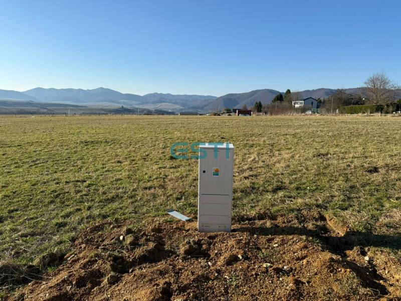 Plots - housing on Borie Street in Kunerad with a view of the mountains.