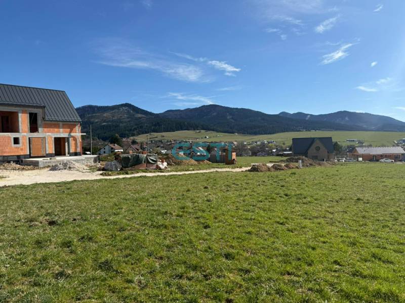 Building a house on a plot of land in Borie, Stránske, with a view of the surrounding mountains.