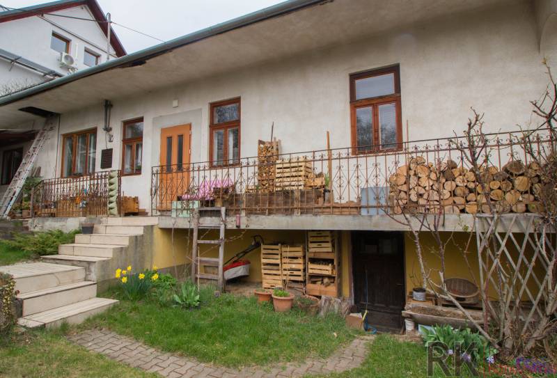 A family house in Kostoľany nad Hornádom, with wood on the terrace and a garden.