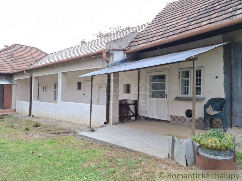 Old cottage in Mužla with a terrace and a wooden roof.
