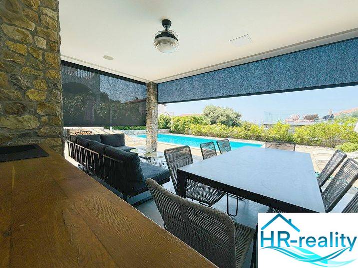 Terrace of the villa in Jakišnica with seating and a view of the pool.