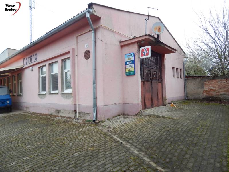 Pink building in Búča with the sign 