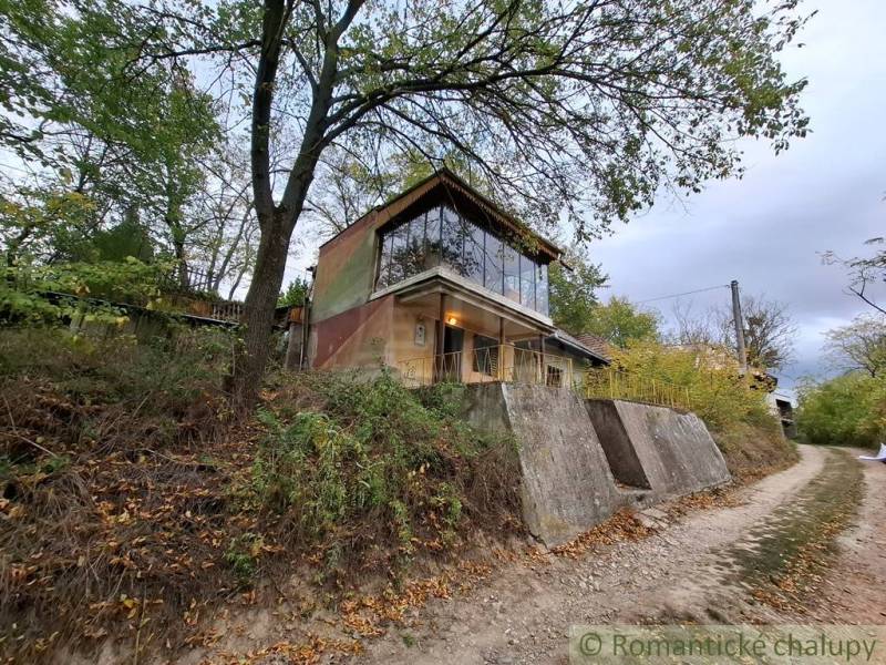 A cottage in Kamenín surrounded by nature, trees, and a path.