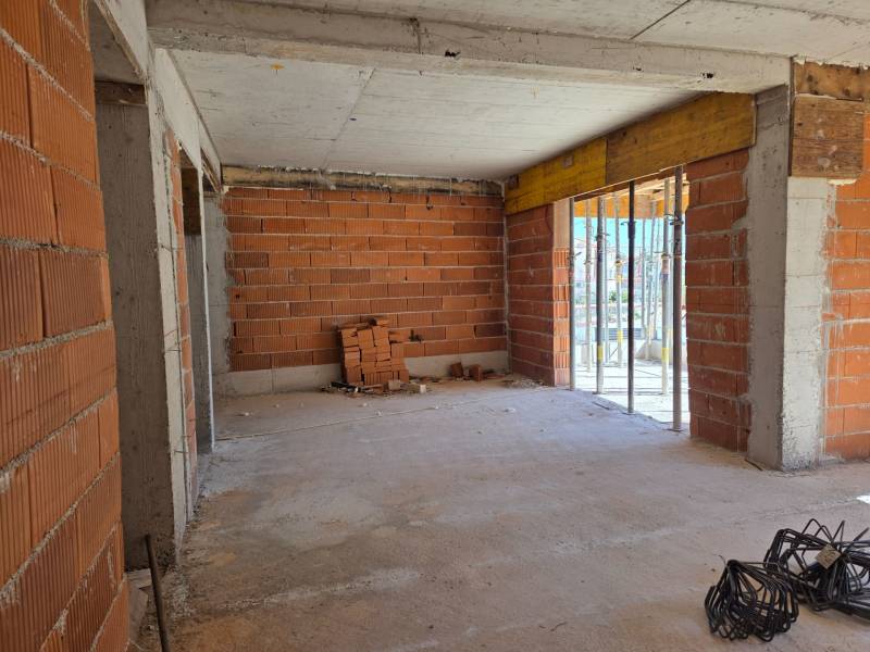 Construction of a 3-room apartment in Srima with brick walls and a concrete floor.