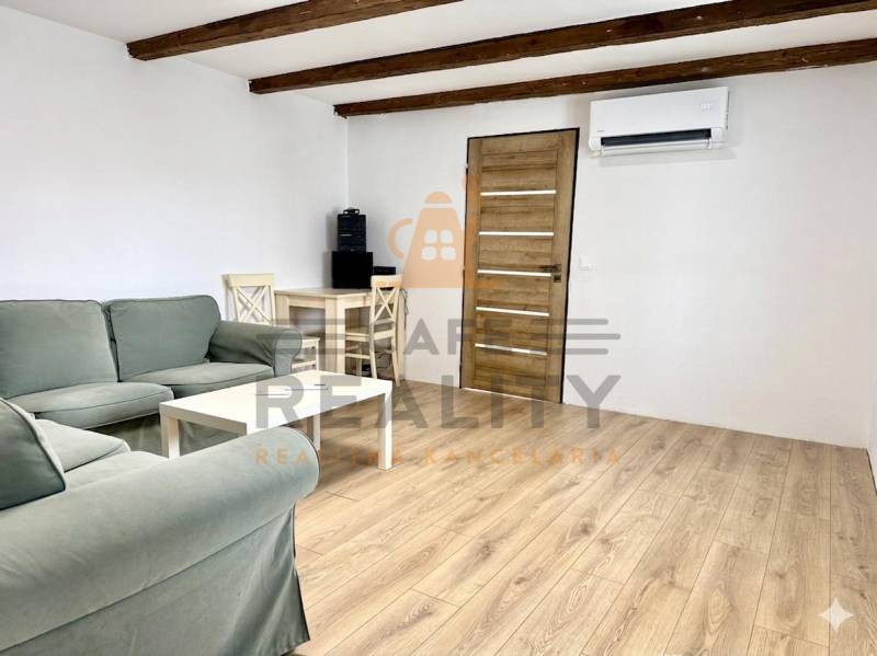 Living room in a family house with wooden beams and a floor with a wooden decor.