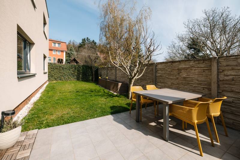A terrace with a garden table and chairs in a 4-room apartment on Cesta na Klanec, Bratislava - Lamač.