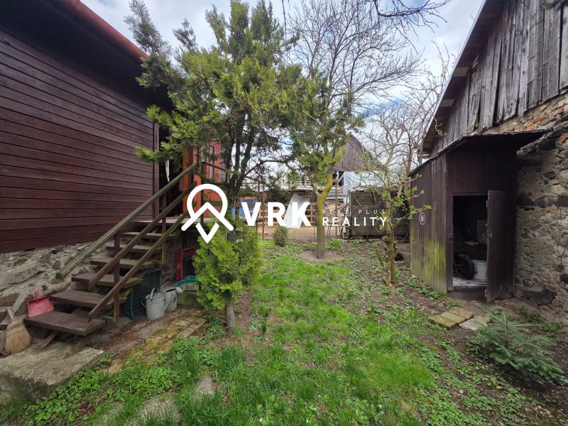 A courtyard with stairs and a wooden shed for living in Bohdanovce.