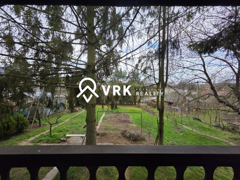 A view of a green plot in Bohdanovce surrounded by trees for living.