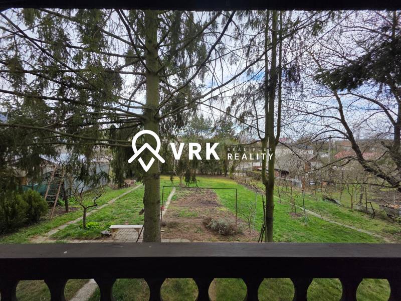 A view of a green plot in Bohdanovce surrounded by trees for living.