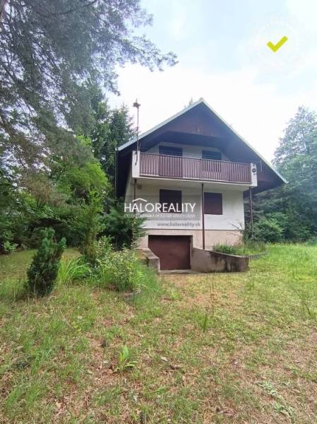 A cottage in Borský Svätý Jur surrounded by greenery, ideal for relaxation and rest.