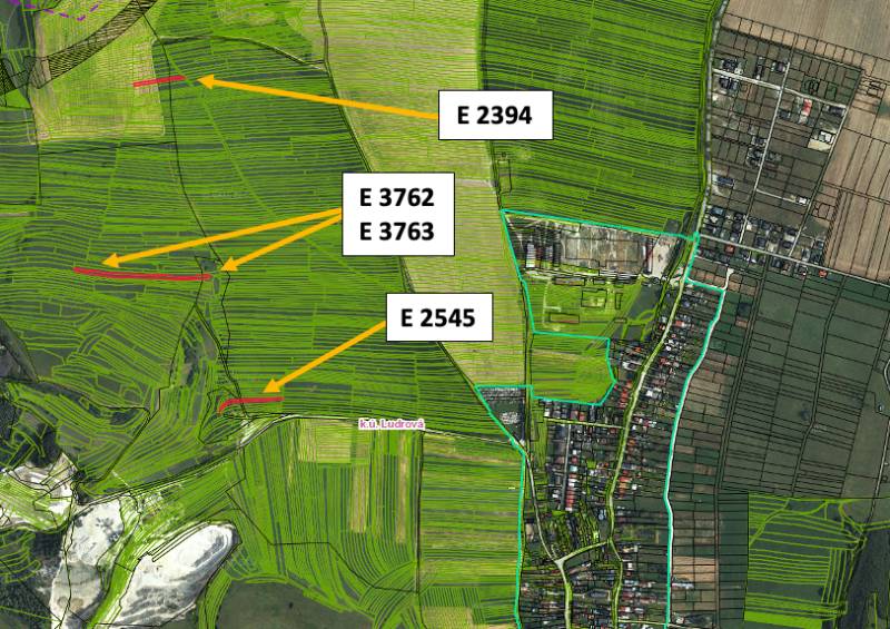 Map of agricultural and forest land in Ludrová with highlighted parcels.