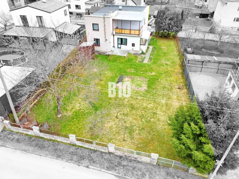 A family house in Martin with a garden and trees, surrounded by a fence for privacy.