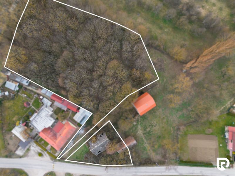 Plots - housing in Moravské Lieskové with multiple buildings surrounded by trees.