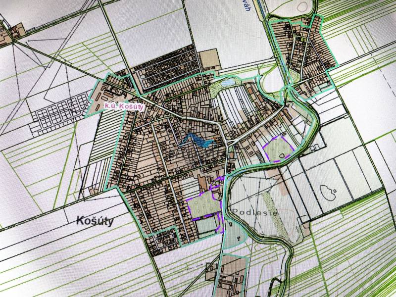 Map of Košút and the surrounding area along Košútska, capturing gardens and land parceling.